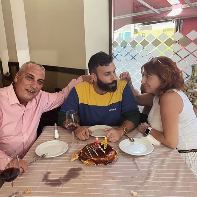 Gracias a todos los que habéis dedicado un rato de ayer a felicitarme. Cada vez pienso que tengo menos amigos pero parece ser que no... O lo disimuláis bien ❤

Aquí una foto con mis padres. Todas las culpas sobre mi persona... A ellos. ift.tt/2mYFrZS