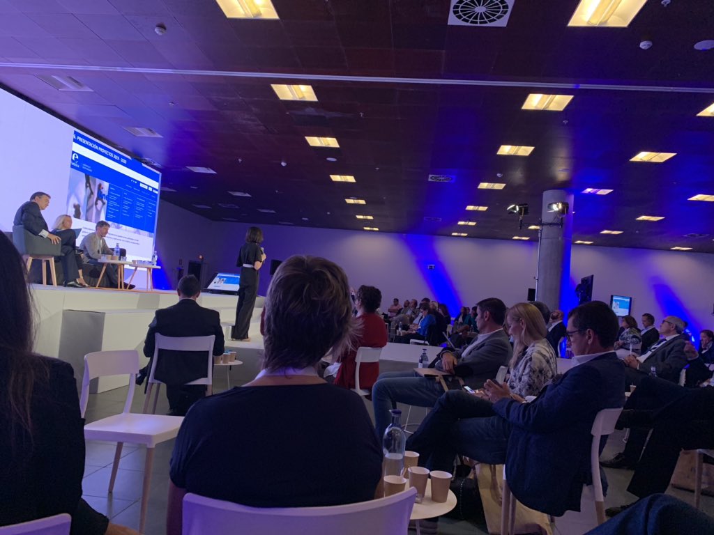 attitudefr_go's tweet photo. Podría parecer cualquier evento,o celebración multitudinaria,pero es la Asamblea de Socios de @foretica Pocas organizaciones,pocas asociaciones cuentan con semejante compromiso por parte de los socios.Tras #CSRSpain2019 reunión de socios; #compromiso #BuenGobierno #RSC #RSE https://t.co/dVsFGcNTnu