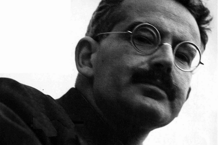 Walter Benjamin murió el 26 de septiembre de 1940 en Portbou (España), tras ingerir una dosis letal de morfina en el Hotel Francia, 4 días después de ser detenido. Sabía que su destino era su entrega a las autoridades alemanas, de las que huía desde el ascenso de Hitler.