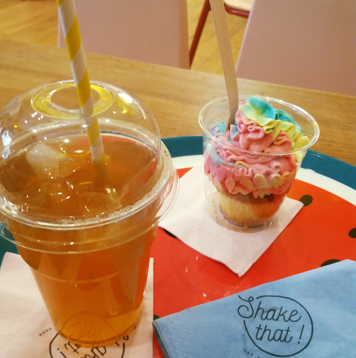 NoiledIt's tweet photo. Nouveau repère pour l'heure du goûter au Shake That ! (*´﹃｀*) #BigMilkshake #ThéMenthe #MintTea #CupcakeFraise #StrawberryCupcake #RainbowCupcake https://t.co/bbWByUZ6tR