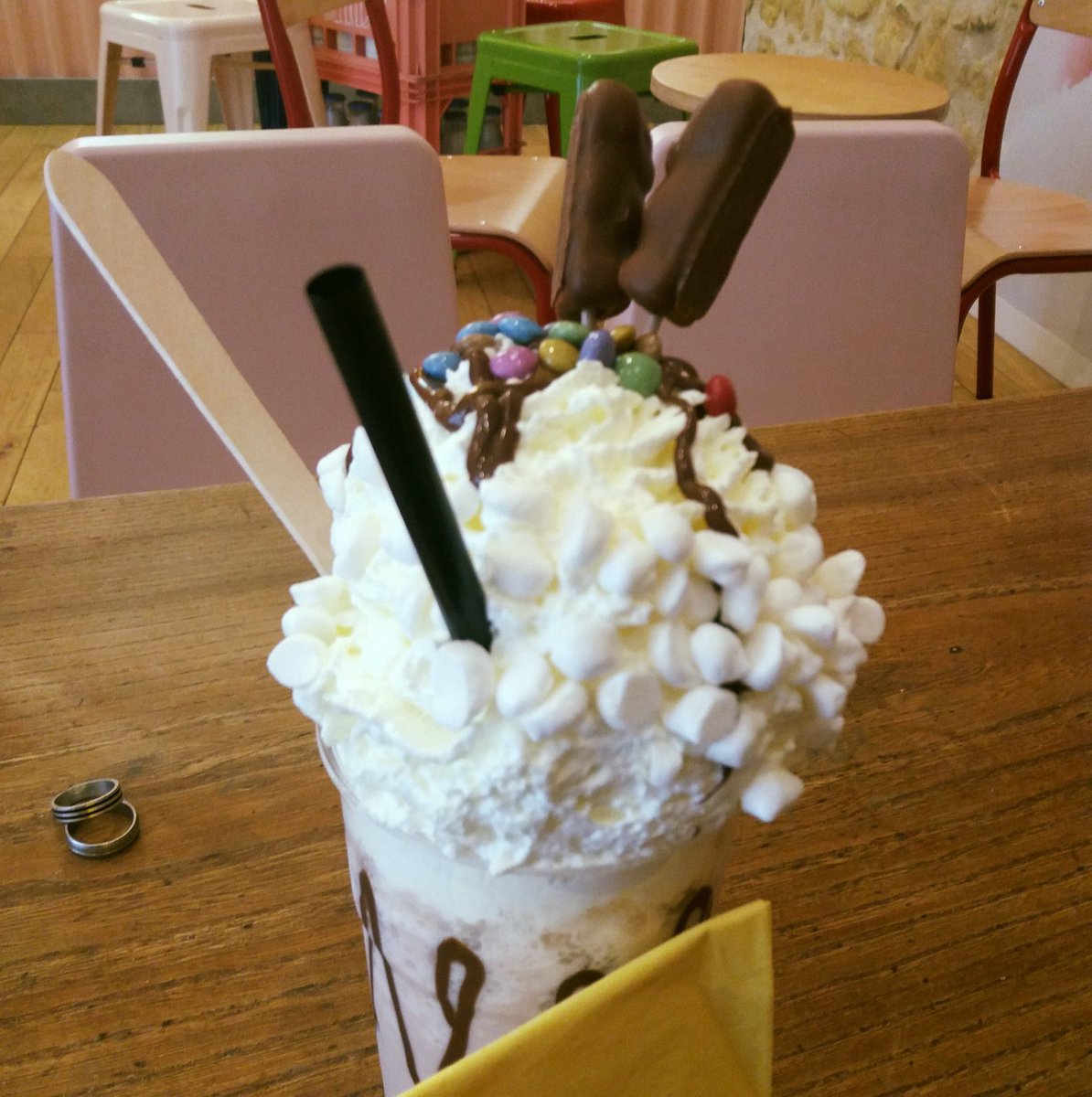 NoiledIt's tweet photo. Nouveau repère pour l'heure du goûter au Shake That ! (*´﹃｀*) #BigMilkshake #ThéMenthe #MintTea #CupcakeFraise #StrawberryCupcake #RainbowCupcake https://t.co/bbWByUZ6tR