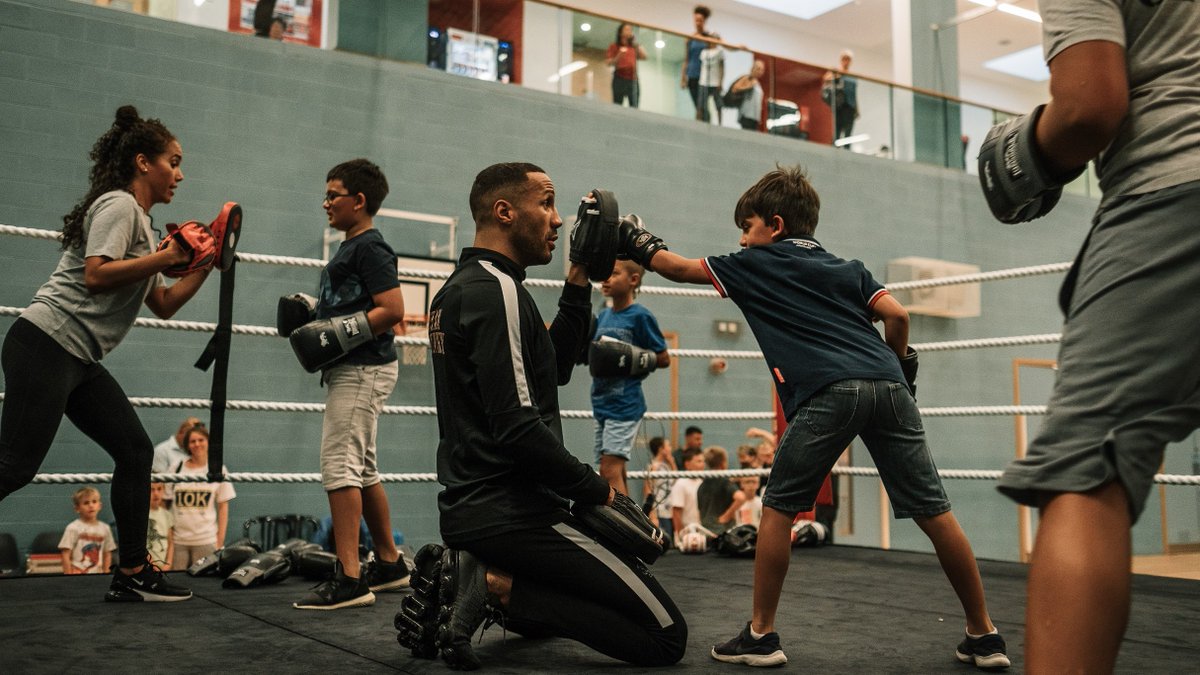EveryoneActive's tweet photo. We had a boxing legend packing a punch at Westminster Lodge last week! 🥊 @jamesdegale1, two-time IBF Super-middleweight Champion of the World, gave boxing taster sessions to pass on some tips and techniques. His youngest sparring partner was just four! Future World champ? Maybe! https://t.co/ievGXTjb7A