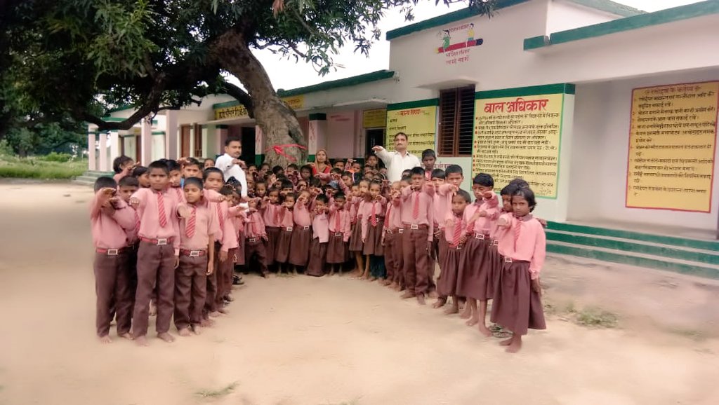 RedTapeMovement's tweet image. Today #ClimateAction '#ClimateHug&amp;amp; #SaplingsToTrees' of @RedTapeMovement organised to support #ClimateStrike, in #Azamgarh Division(#UttarPradesh #India), even on rainy day &amp;amp; 8000 students participated. #WeStandWithGreta.
(@antonioguterres @unicefchief @UNDP4Youth @CNNSocialDesk)