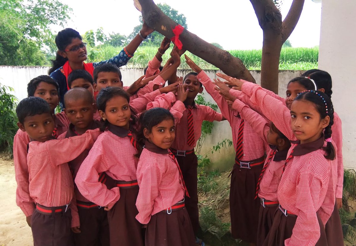 RedTapeMovement's tweet image. Today #ClimateAction '#ClimateHug&amp;amp; #SaplingsToTrees' of @RedTapeMovement organised to support #ClimateStrike, in #Azamgarh Division(#UttarPradesh #India), even on rainy day &amp;amp; 8000 students participated. #WeStandWithGreta.
(@antonioguterres @unicefchief @UNDP4Youth @CNNSocialDesk)