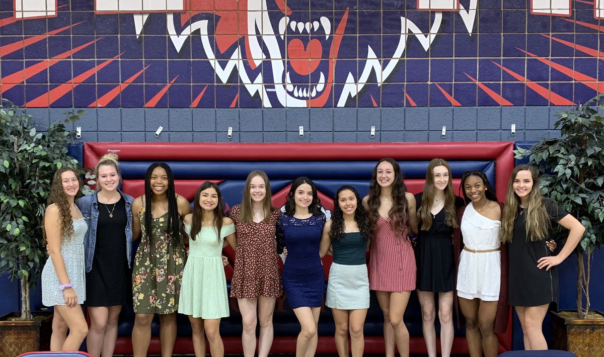 CeHSvball's tweet photo. When the entire Varsity team is recognized at the Academic Awards Ceremony๐๐โค๏ธ
#JustMissing2FroshAnd1TransferThatArentPartOfRequirementa
#ReasonNo.99WhyTheyAreSoSpecial https://t.co/zUZb4WDIy1