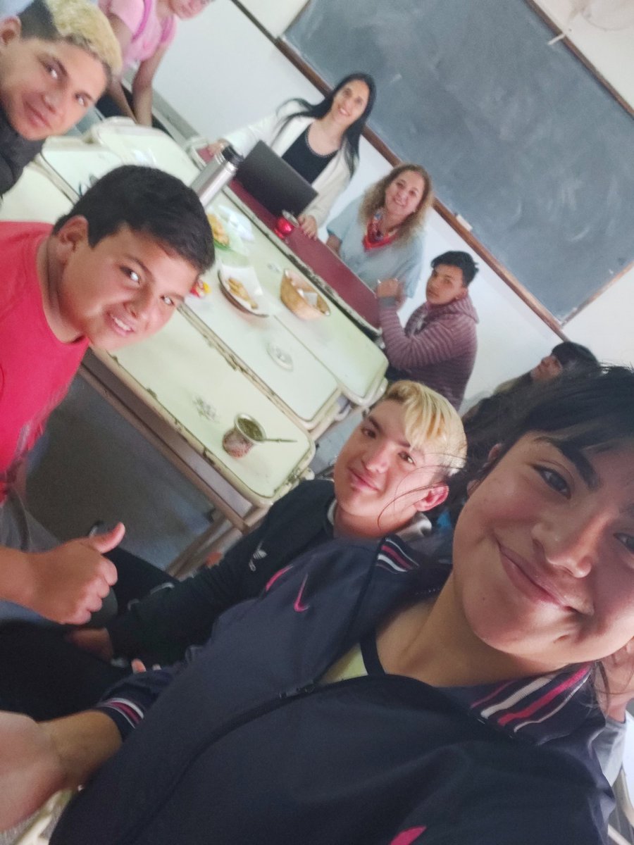 JDistritaljunin's tweet photo. Hoy abc estudiantes en EES N 11 de #Junin espacio de diálogo e intercambio! Felicitaciones a los alumnos por las propuestas planteadas! @m_alejandrafa @MariniEmilse @InspeccionGral @gzinny @AdrianaFrega https://t.co/tW7zLnd3W1