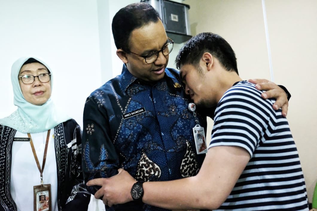 aniesbaswedan's tweet photo. Alhamdulillah, wa syukurillah... 

Syukur yang mendalam, ketiga petugas Ambulans Gawat Darurat dari Puskesmas Kec. Pademangan yang sempat ditahan oleh Polda Metro Jaya telah kembali pulang.

https://t.co/rZWtWLko4o https://t.co/SGR46fl20X