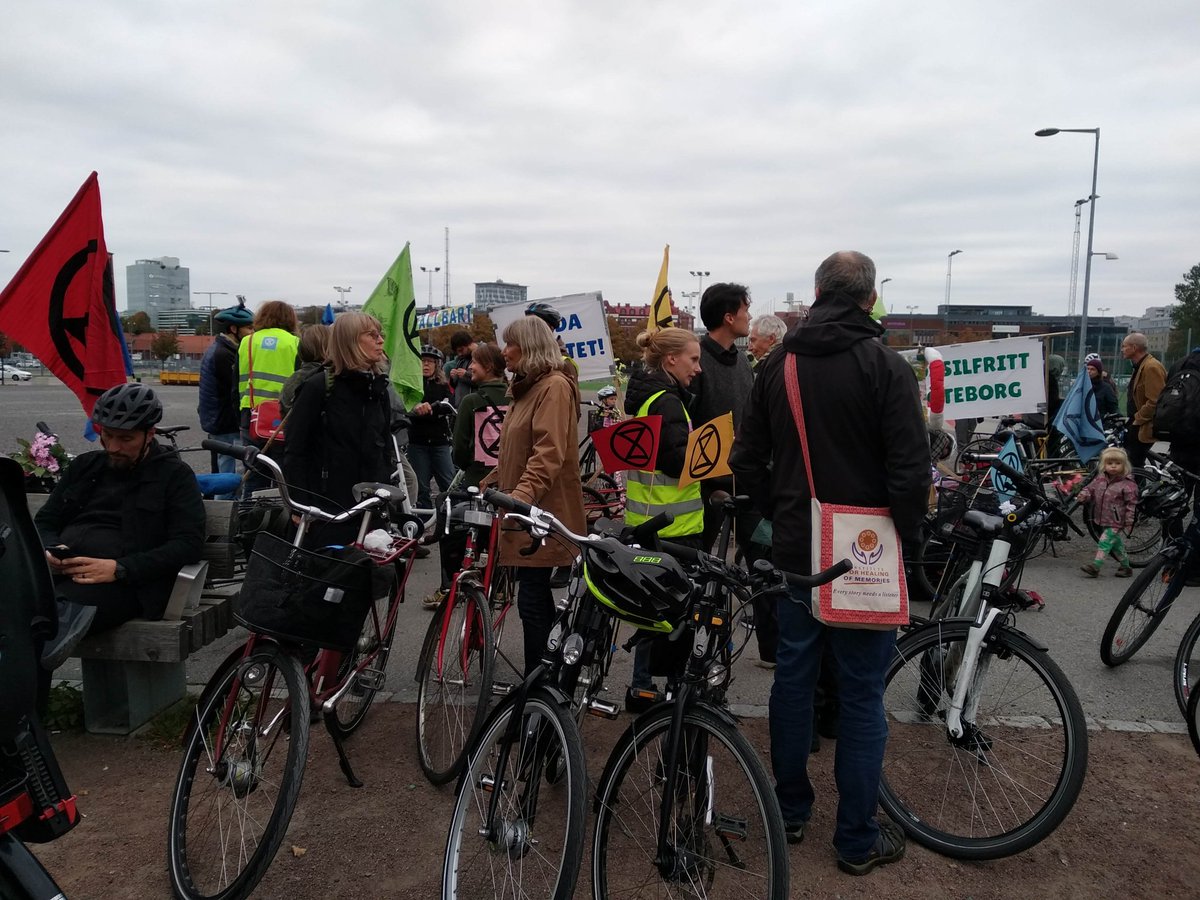 Getting ready for #CriticalMassRide Göteborg with @ExtinctionR_SV 
#ClimateStrike 🚲💪