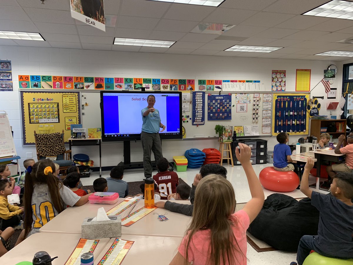 Mrs_Trasi's tweet photo. Hands-on fun with science! Thanks @ANStweets for a fun lesson on plants! #saladscience #scienceisfun @Wellerwildcats https://t.co/FCJUcHFDj3