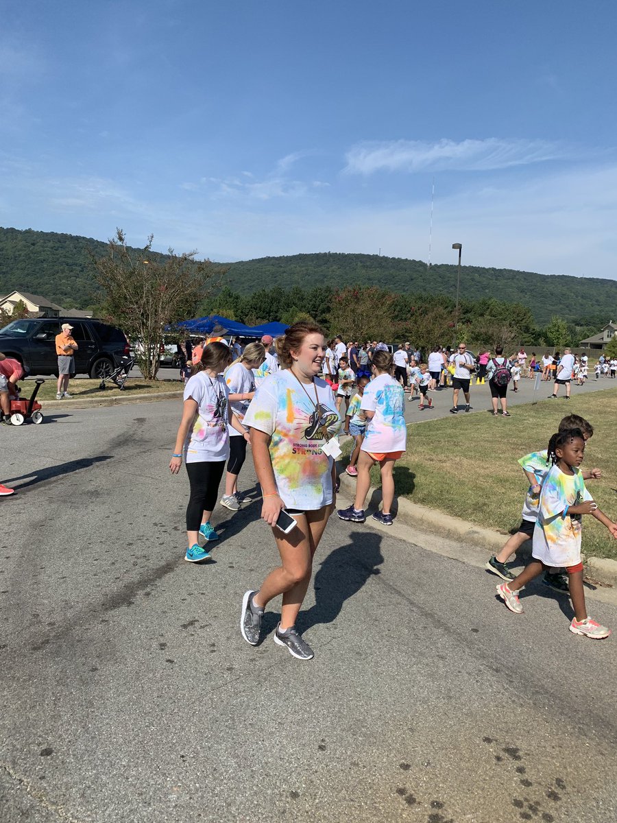 gsesowls's tweet photo. 1st grade had a blast during the Fit and Fun Run! @HSVk12 @gsespta #gsesowls #gsesrocks https://t.co/YrWjAsD6Bz