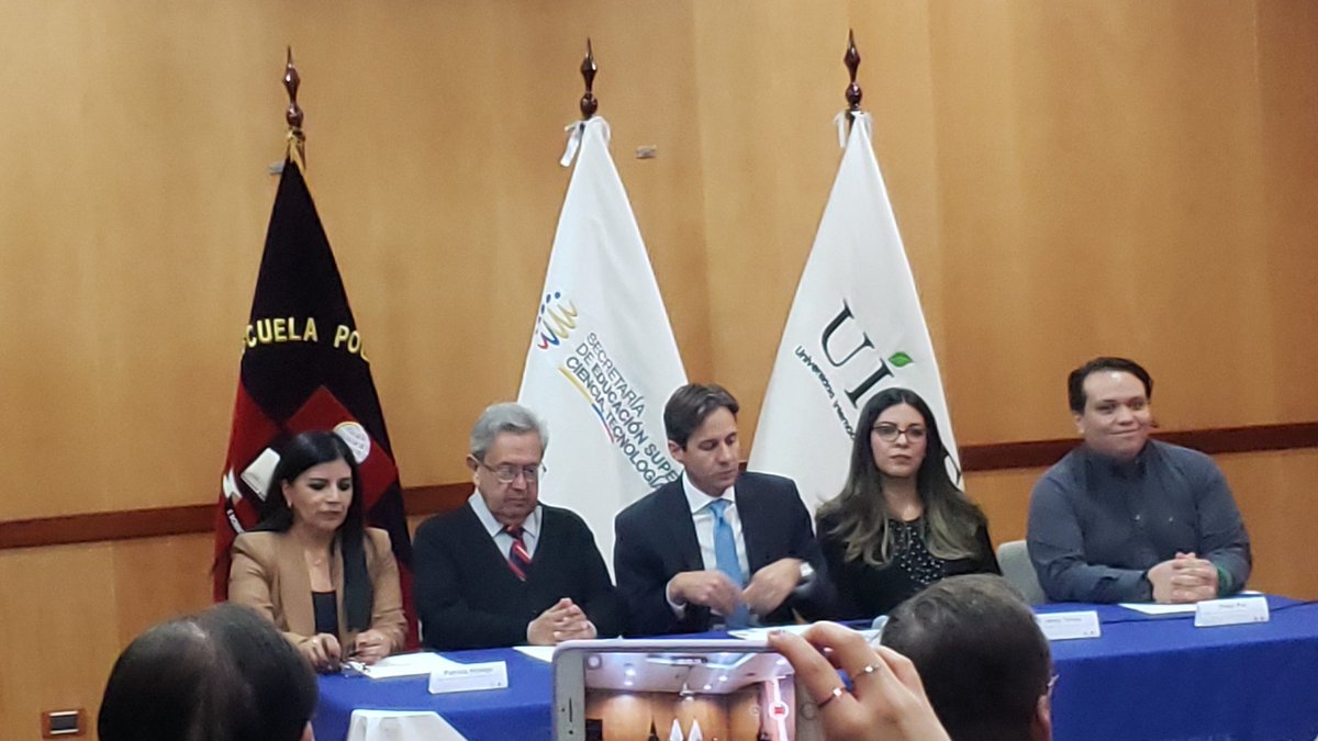 fabriespin's tweet photo. Inicia la rueda de prensa de  #gritanlasaulas #uide @ComUide https://t.co/2ejE3SIJhv