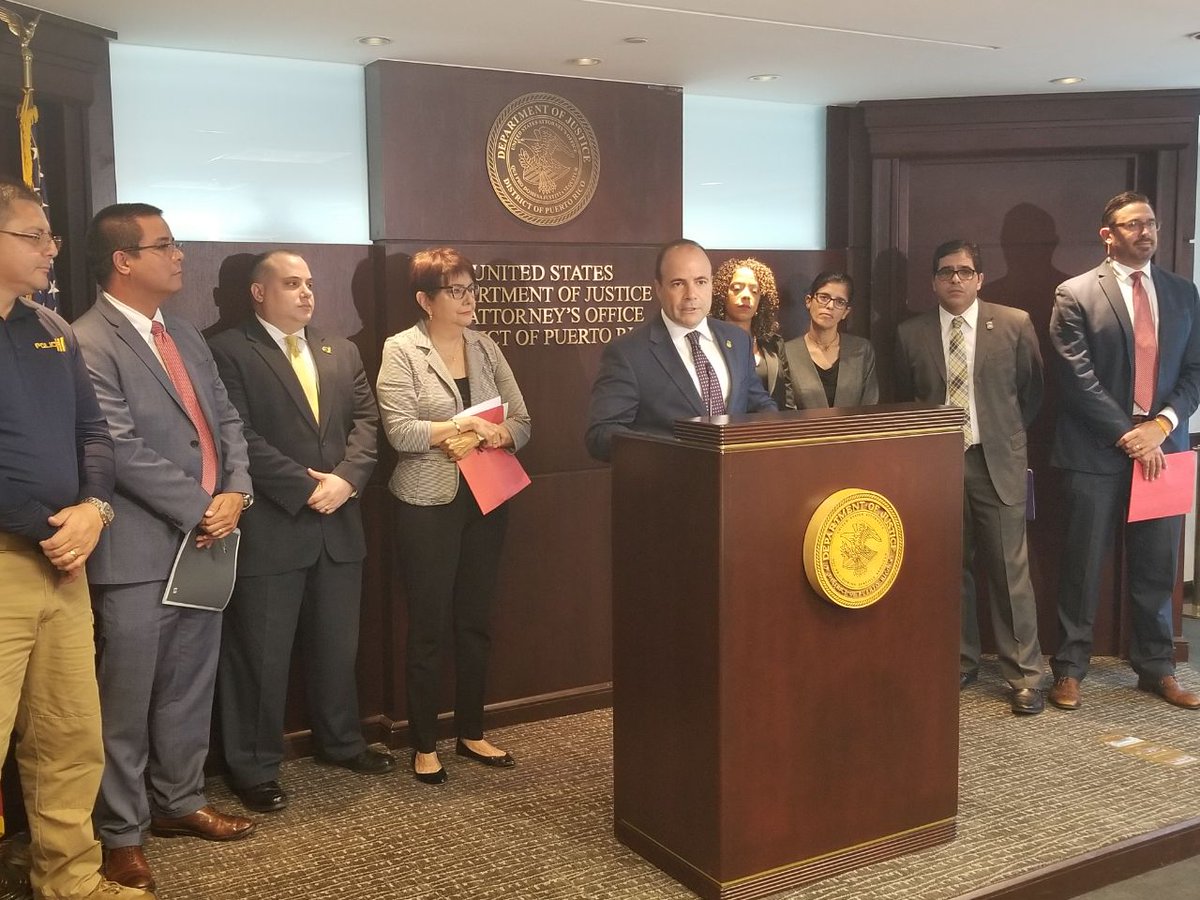 DSPnoticias's tweet photo. El secretario @Elmer_Roman_DSP participa en conferencia de prensa sobre los arrestos realizados en Ponce y Estados Unidos para desarticular organizaciones criminales. Continuamos trabajando arduamente junto a las autoridades federales para erradicar esta práctica. https://t.co/07ofvlpn6c