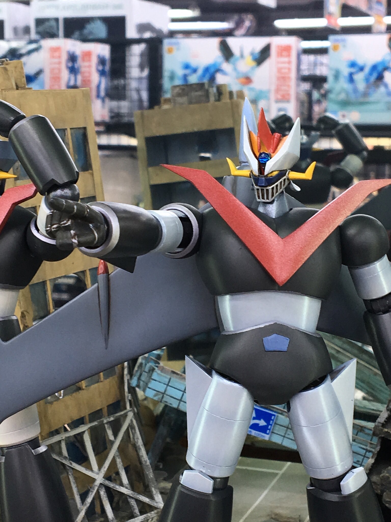 プロモデラー 林哲平 見るだけでプラモが上手くなるツイッター 只野 慶氏によるダブルマジンガー バンダイのメカニックコレクションのマジンガーz グレートマジンガーを市街地にそびえ立つディオラマ仕立てに 単品としてもバッチリ作り込まれており