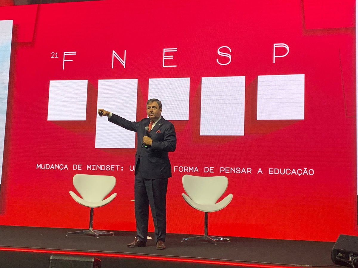 Eric Mazur discussing limitations of current assessment practices in São Paulo. We barely get to level 3 of Bloom’s Taxonomy. #highered #teachinglearning