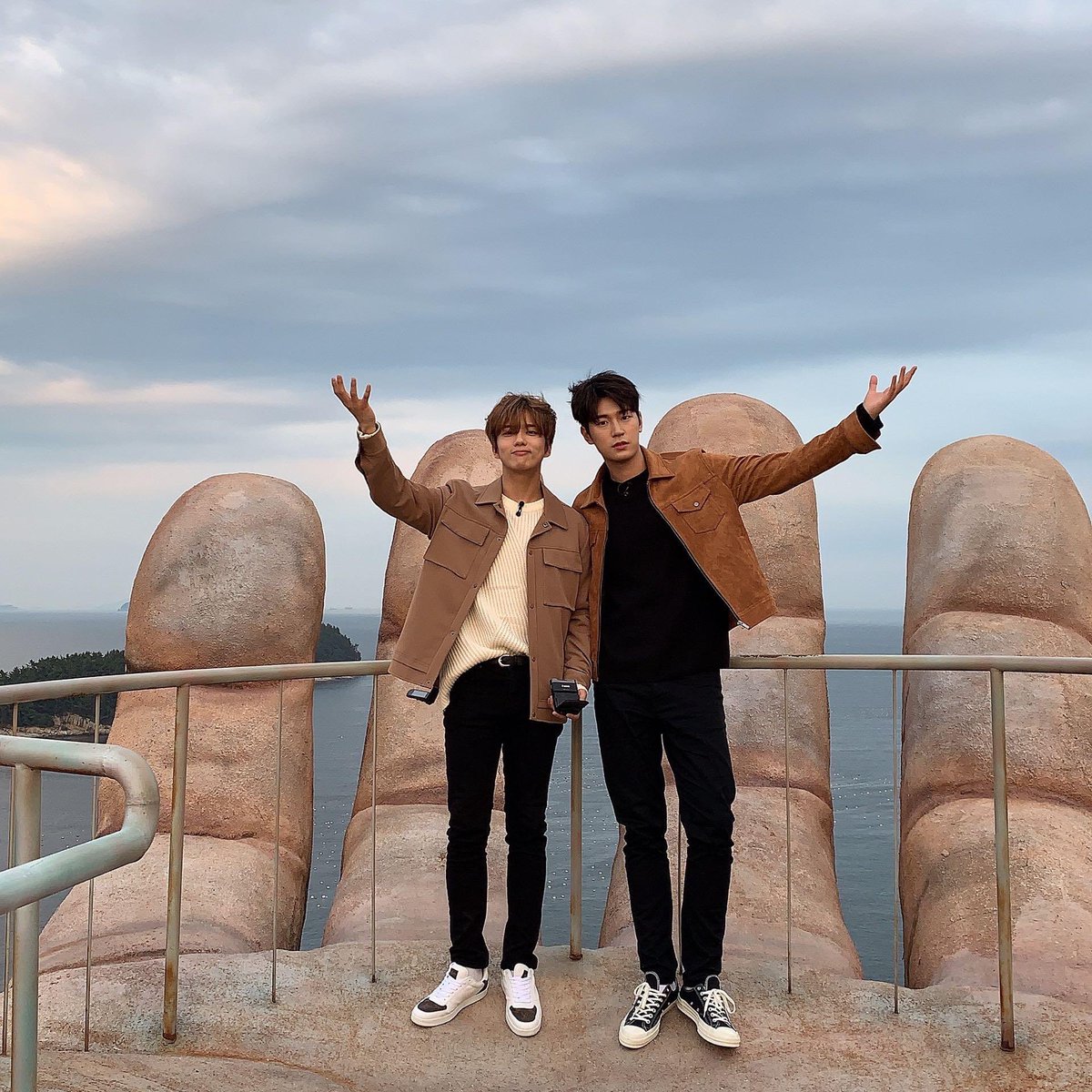 gambitholic's tweet photo. LOOK FORWARD TO WHAT SEOHAM???? WHY ARE YOU WITH YOUNGJAE???? COLLAB????? https://t.co/dHo3Cveq4H