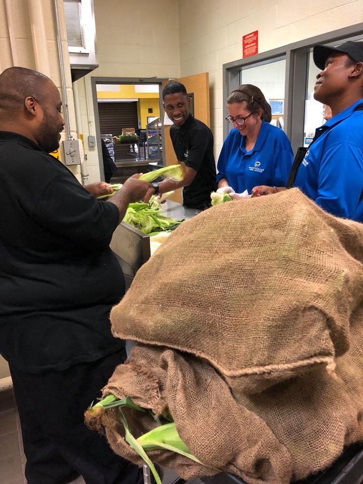 Pomptonian1's tweet photo. Hopewell Valley had a last-minute delivery from Zone 7. The corn was delivered just after harvesting and will be used to make corn salsa and corn chowder. Yum!
Thank you Kerr's Kornstand for this out of this world Corn!
#pomptonian #corn #freshfromzone #nutrition #farmtotray https://t.co/utsC3pMEi5