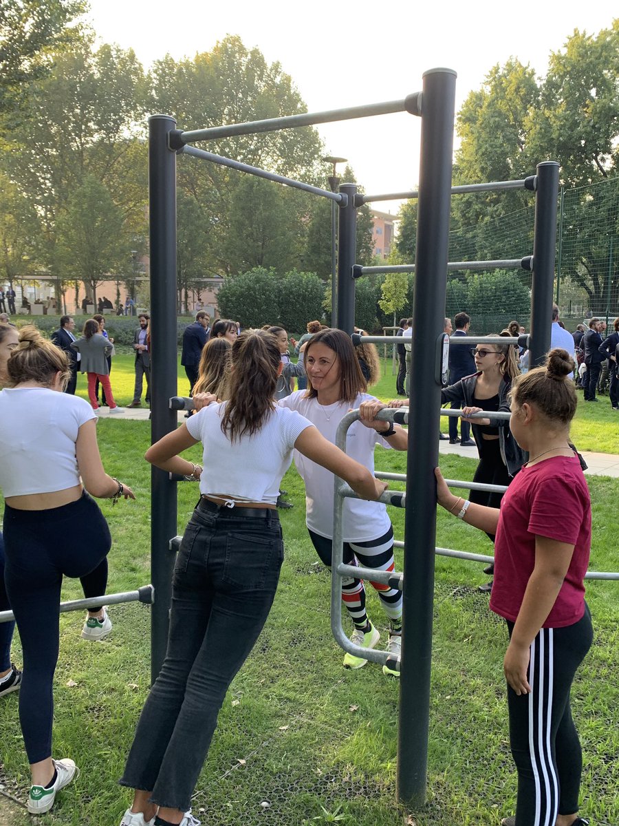 🏃Saranno Silvia Fascians e <a href="/ValeriaAiroldi/">Valeria Airoldi</a> ad animare la nuova attrezzata area fitness del #ParcoRussoli. 

📝 Le due ragazze hanno intrattenuto i presenti con una vera e propria lezione su come allenarsi all'aria aperta!

<a href="/ComuneMI/">Comune di Milano</a> #MilanoGreenWeek #Italgas