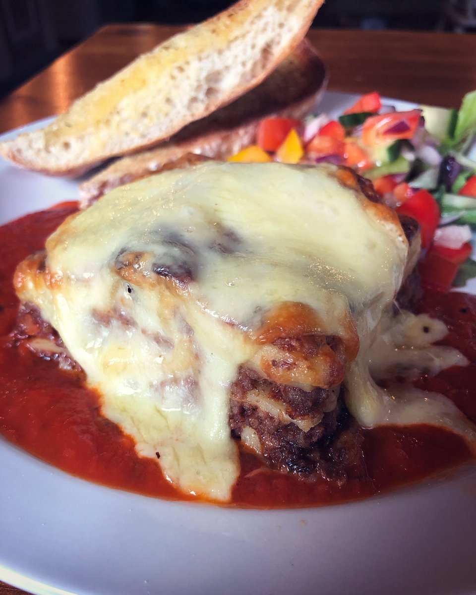 TheGaztronome's tweet photo. #lasagne #garlicbread #salad @TheLambleyNotts #yes https://t.co/mRjyIGcnl6