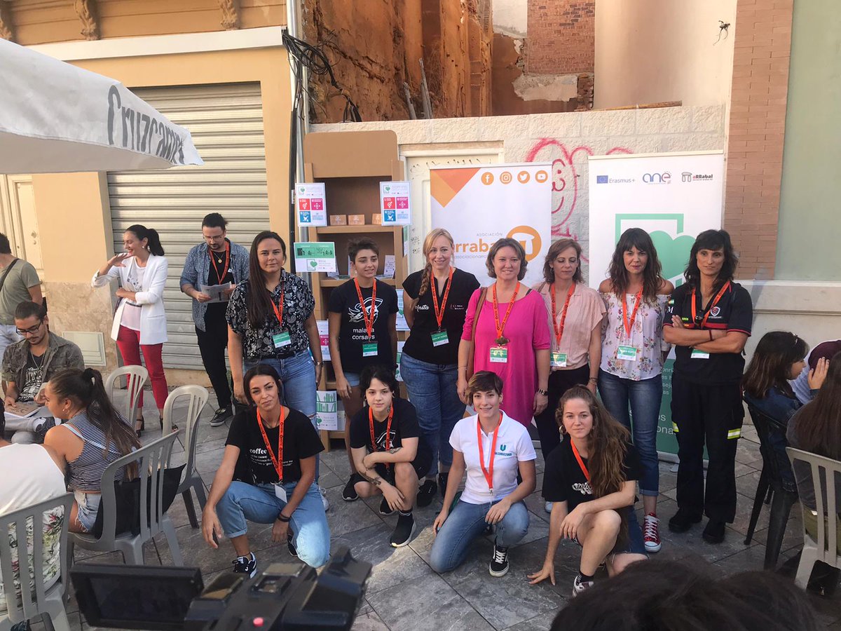 MalagaCorsairs's tweet image. Nuestras Corsarias Natalia N. y Rocío G. en colaboración con #LiveLibrary y @ArrabalAID, han acudido a un encuentro junto a otras 10 mujeres pertenecientes a distintos sectores masculinizados para exponer su experiencia frente a más de 120 jóvenes.

#StopTypes #TalentoEnIgualdad