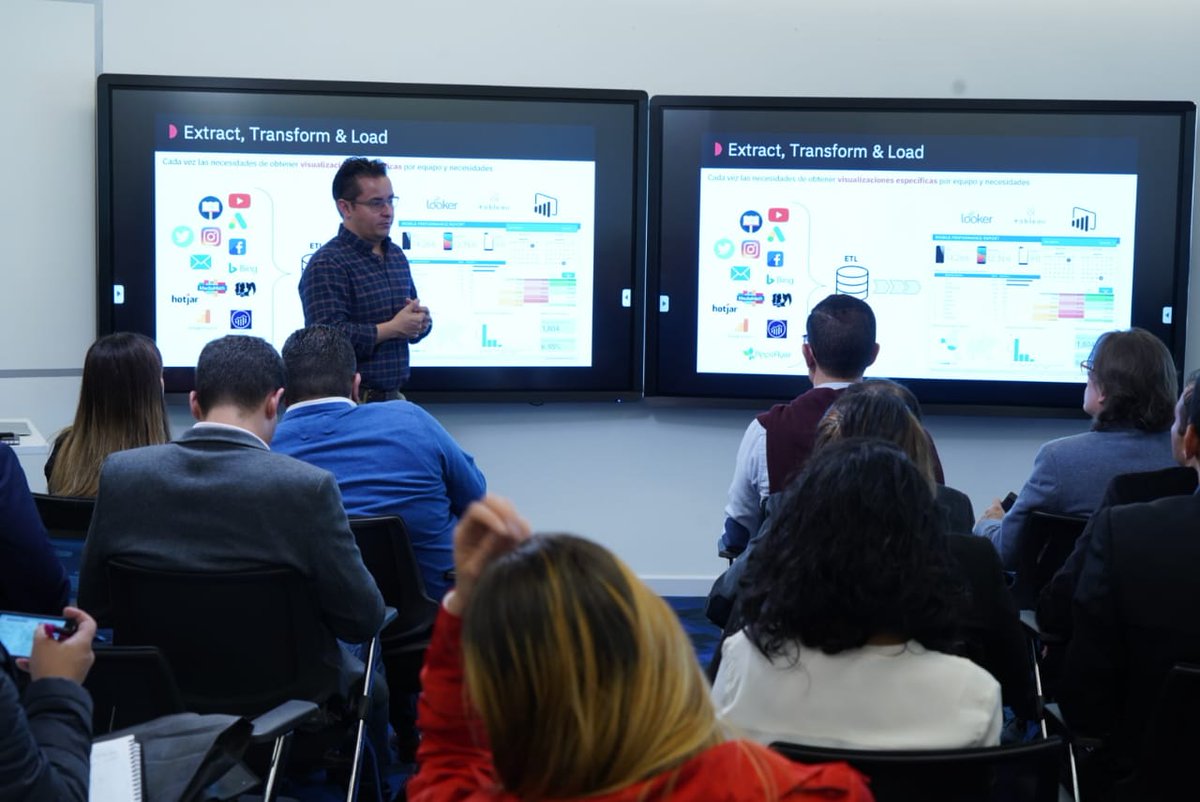 BBVASpark's tweet image. 🇨🇴&quot;Vivimos en la época del dato, en donde el volumen de información que atesoramos sobre nuestros clientes crece de manera exponencial y el gran reto ahora es limpiar los datos para darle un uso asertivo&quot; @oscar_iyanez director de analytics en @letsreboldMx

#DataDrivenMeetUp