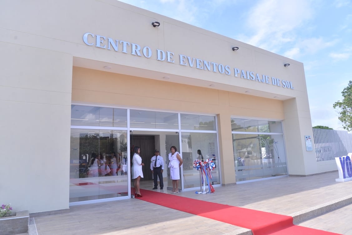 TutoUhiaAlcalde's tweet photo. Con alfombra roja recibimos a los invitados al acto de entrega del Centro de Eventos #PaisajeDeSol 
Es un honor poder tener un evento con altura en los 80 años del colegio #Instpecam y apertura de este espacio para los vallenatos.
#NosotrosLoHicimosPosible
#ValleduparSíAvanzó https://t.co/MJEq39QRIR