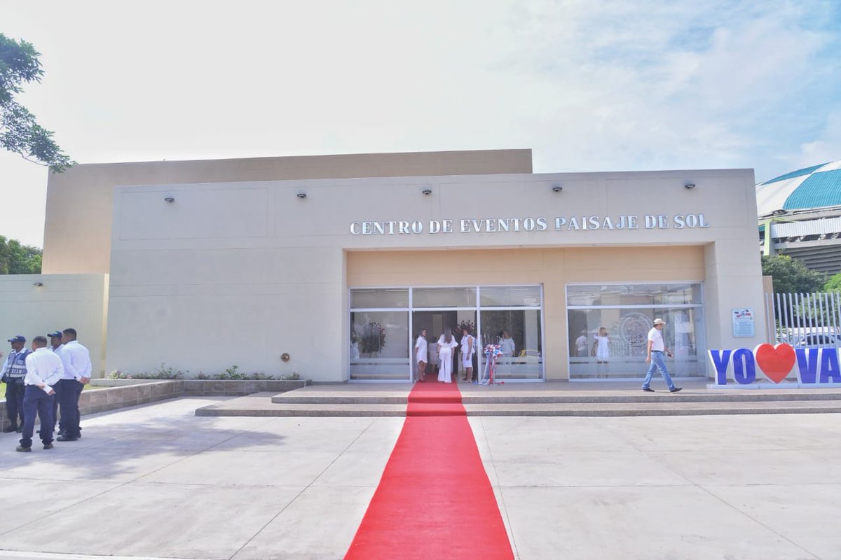 TutoUhiaAlcalde's tweet photo. Con alfombra roja recibimos a los invitados al acto de entrega del Centro de Eventos #PaisajeDeSol 
Es un honor poder tener un evento con altura en los 80 años del colegio #Instpecam y apertura de este espacio para los vallenatos.
#NosotrosLoHicimosPosible
#ValleduparSíAvanzó https://t.co/MJEq39QRIR