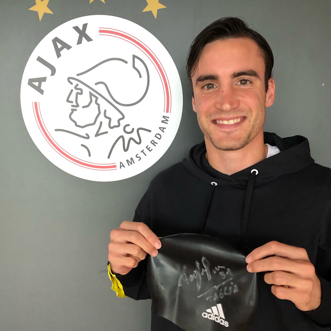 Not all heroes wear swimming caps...
But this is your chance! 🤩🏊‍♂️

1. Follow <a href="/AFCAjax/">AFC Ajax</a>
2. Retweet this post

#ajafor