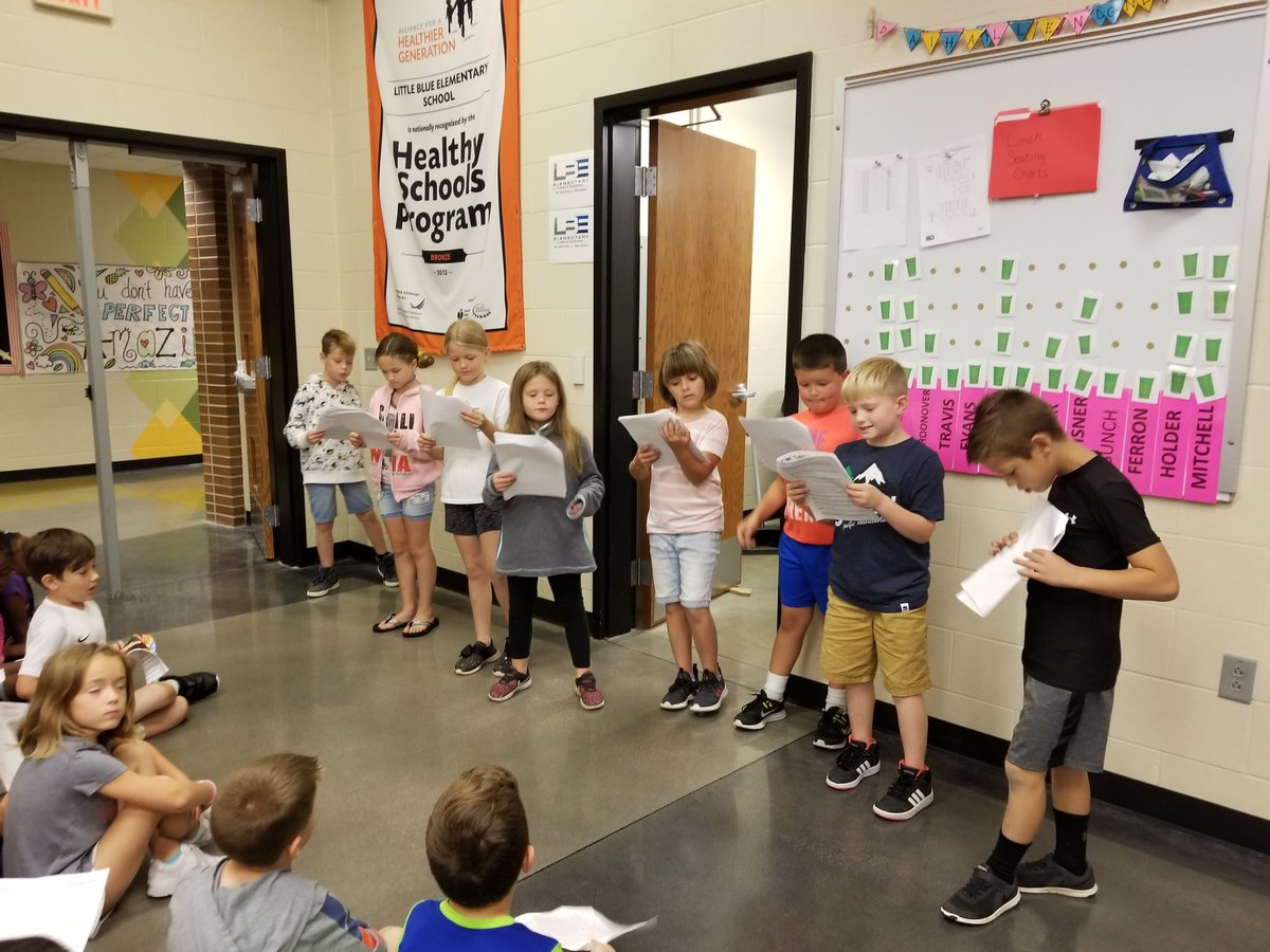 Mrs_EvansELD's tweet photo. Our 2nd graders performing different Reader's Theater. We have been talking about point of view and voice. @MrsSchoonover and @mrstravis18 https://t.co/u67hLPbCZk
