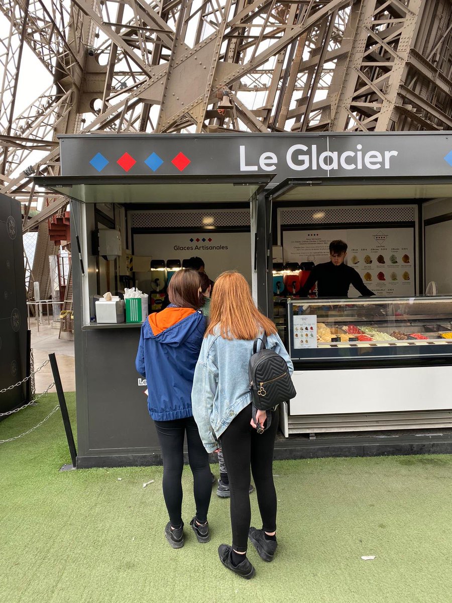 Et puis on a monté la Tour Eiffel et on a trouvé un glacier #miam
