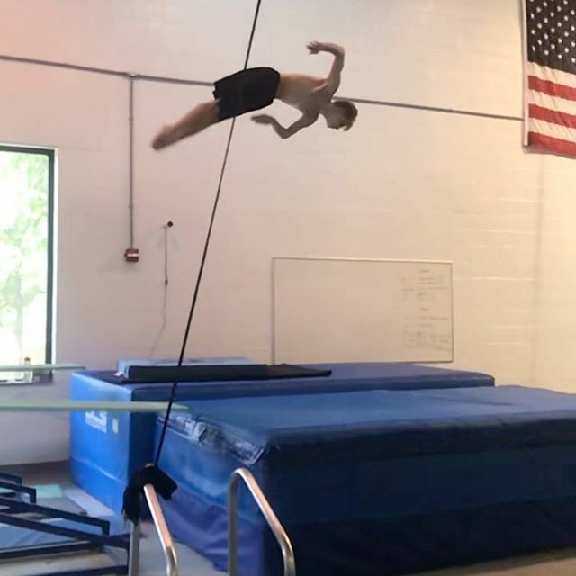 diveinwithdave's tweet image. Flashy slo-mo of @the_devin_ramsey 🤙🏼 #doublefull #slomo #very #impressive #hesrockin #rookie #hound #makingmoves #goals #🐾 ift.tt/2lSnwUP