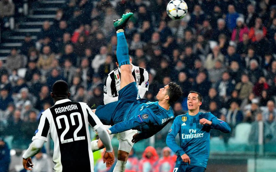 SuperCazarre's tweet photo. L'avantage quand t'encaisses un ciseau acrobatique c'est que ça laisse au moins des images de légende. Et puis t'as nous... https://t.co/cxcbMnDU5f