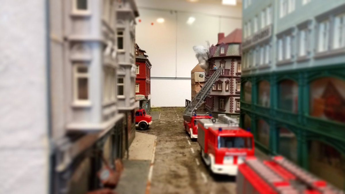 Feuerwehr_Lev's tweet photo. Ist zwar nicht #Miniaturwunderland aber wir haben auch einige Modellplatten zum üben von Fahrzeugaufstellungen oder Einsätze nachstellen oder auch Prüfungen abzunehmen.

#fwlev #feuerwehrleverkusen #notruf112 #einsatzfürleverkusen #bf #ff #leverkusen #feuerwehr #firefighter https://t.co/xqvp6pW9j1