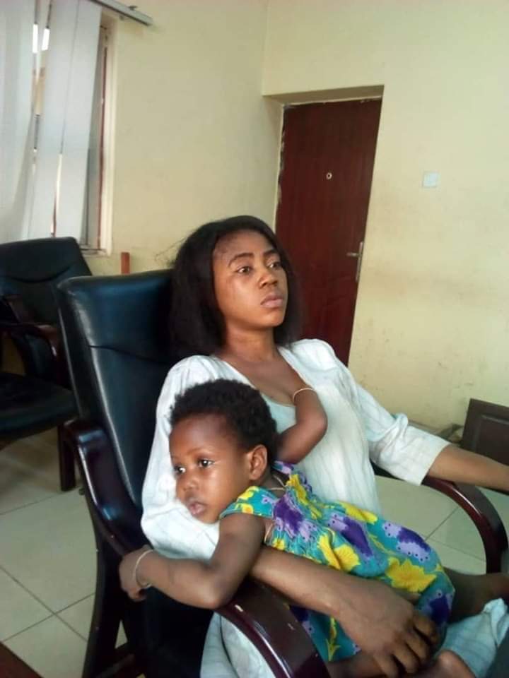 AdabanijaQomaru's tweet photo. This lady with her daughter took Keke from ijoko area to Sango Ogun state and lost her memory and couldn't say anything useful to locate anyone related to her people. She is at Sango police station please retweet  to help locate anyone related to her. https://t.co/zkusVWBPbt