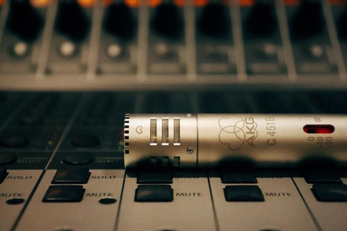 AKGaudio's tweet photo. Whether in the studio or on stage, capture every airy detail of your performance with no distortion—all thanks to the stunning sound quality of the iconic #AKG #C451B. Thank you IG user loop.records for sharing with us!

Learn more about C451 B: https://t.co/YdFrxsPNnI https://t.co/RVULjtsJOr