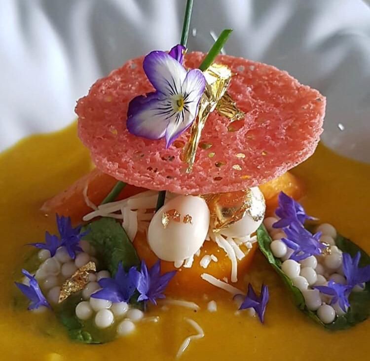 MallTVPTY's tweet photo. SENTIMIENTOS DEL ALMA por @gabogrimaldo
Crema de Zanahoria ahumada con romero, zanahorias caramelizadas con jugo de naranja y miel de caña; queso parmesano rallado, pepitas de marañón, esferas y falso caviar. ¿Podrá Gabriel seguir deleitándonos con platos como este? #MallTV https://t.co/ThxOmwkvai
