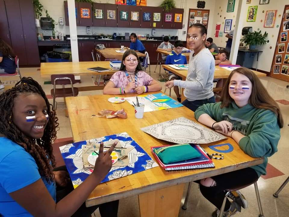 curlsss3's tweet photo. We had some face painting fun for school spirit day...Homecoming Parade tonight...Have not seen my kids smile this big before :) Love it #YeahImAGriffin #BigBlueOnTheMove #heARToftheblue #Hamilton_GMS https://t.co/brgeQ0ZJoY