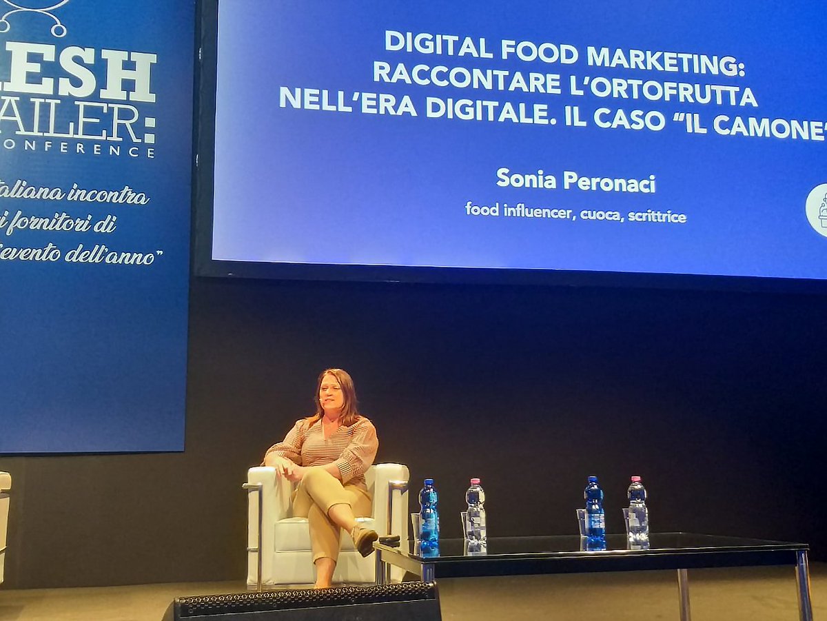 SyngentaItalia's tweet photo. #iLcamonequellovero, protagonista dell'intervento di @soniaperonaci, a #FreshRetailer, sulle nuove modalità di comunicare l'ortofrutta nell'era digitale dove #storytelling e supporto dei #food #influencer diventano la chiave per una comunicazione efficace e genuina.
#iLcamone https://t.co/mxhBtjMKny