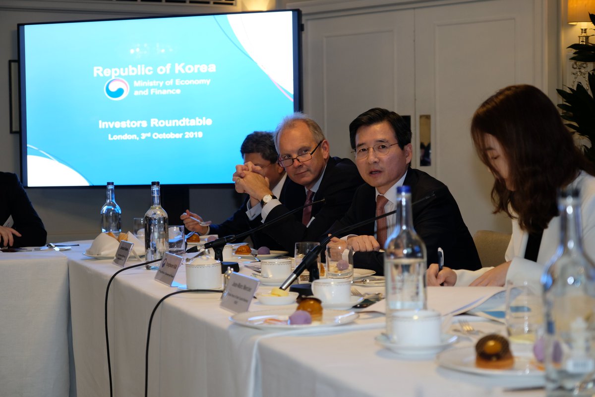 김용범 #기획재정부 제1차관은 10월 3일 런던에서 투자자 라운드테이블을 열고 런던 소재 자산운용 등의 투자자들에게 최근 한국 #경제 가 높은 대외 불확실성과 대내 구조적 변화의 이중고에 직면해 있으나 잘 극복해 나갈 것 임을 피력했습니다. ➡️ reurl.kr/3EC4F240YL