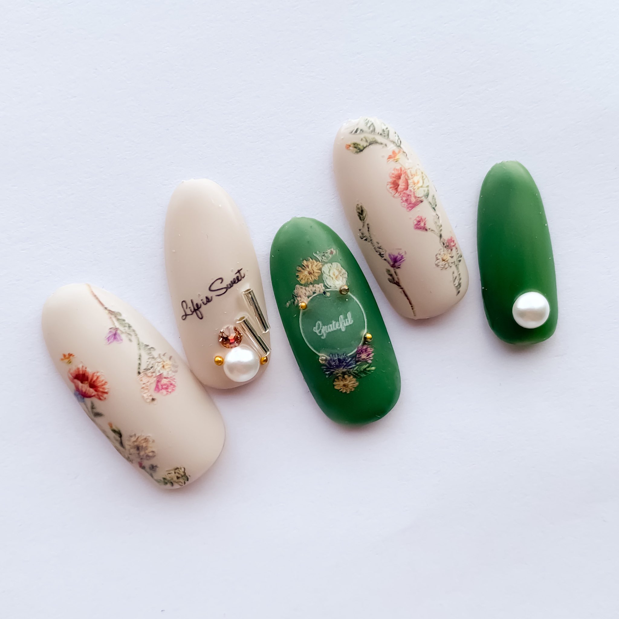 グルービーネイル 秋色ー 可愛い 優しい印象の エンブロイダリー 刺繍 風の花柄は 秋ネイル をおしゃれに上品に仕上げてくれます くすんだ秋色って可愛いですよねー 秋カラー ジェルネイル 花柄ネイル セルフネイル T Co Hmgfpkppgv