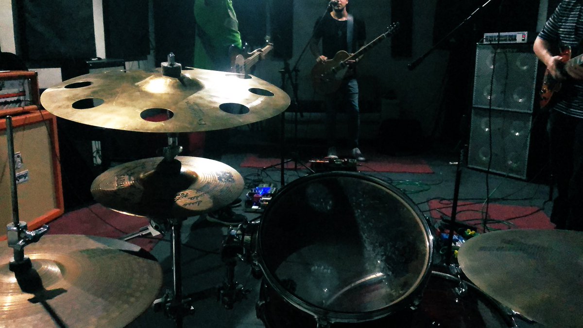 Estamos listos. <a href="/DelAbsurdoRock/">Del Absurdo</a> este sábado junto a <a href="/Ohlaville/">OLV</a> 🤘🏼⚡️