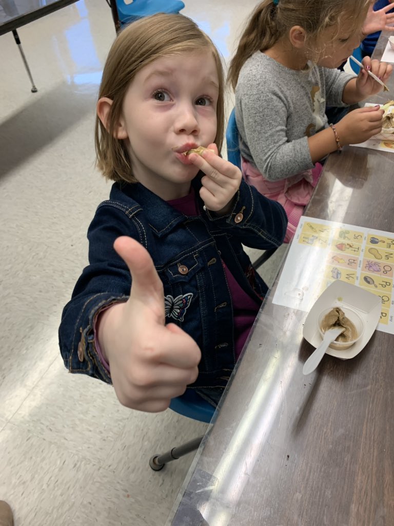 BeringerDen's tweet photo. We had an awesome nutrition class today learning all about variety in our food! The ants on a log were a hit: made with celery, sun butter and craisins! https://t.co/nWwvun9HRs