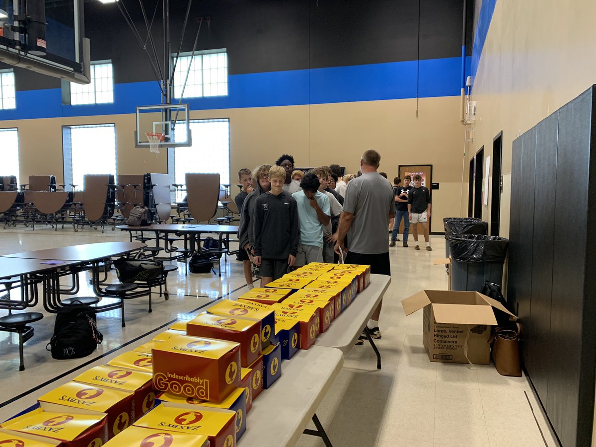 Big thanks to <a href="/william09593012/">william stevenson</a> and Tri Arrows Aluminum for feeding the team before tonight’s game! <a href="/SouthWarrenFB/">South Warren FB</a> appreciates all the community support. Go South! ⚔️🏈💙🖤