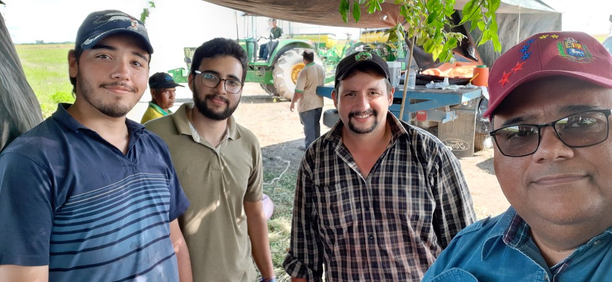 osmanquero's tweet photo. Seguimos sonriendole al campo, y lograr ver como una semilla se transforma en una planta con fruto en 130 días. 

Y están ellos que se van, y vuelven a hacer lo que primero aprendieron, sin importar en lo que se forman. 

Debes sanar, Venezuela

#TercosDelCampoVzla https://t.co/A6JKRnujUM