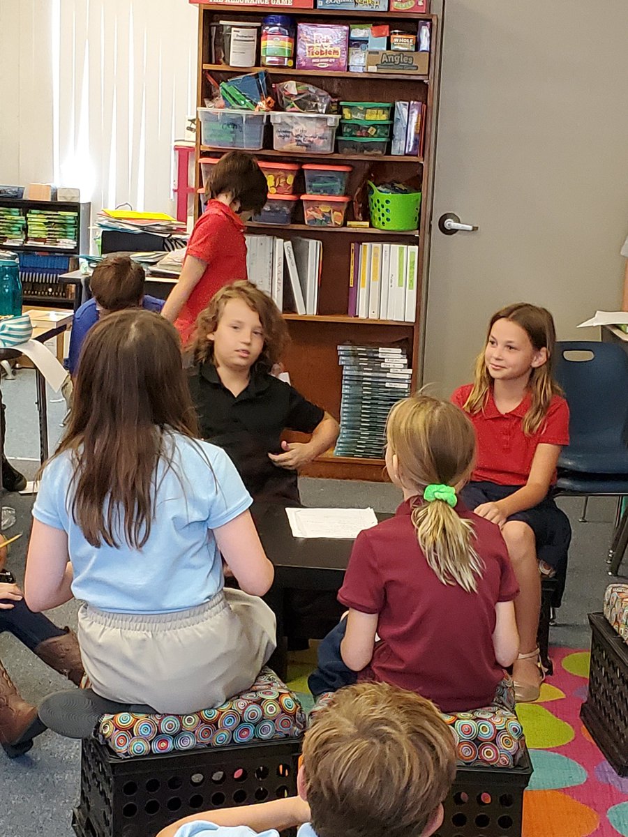 ljmatt45's tweet photo. Welcome to the "talk shows" with our guests: 3 historical figures who may or may not have signed the Constitution. 3 more will be interviewed tomorrow! A great way to present research! #VCSsocialstudies @GeorgeMarksVCS https://t.co/s4lXYbhEAj