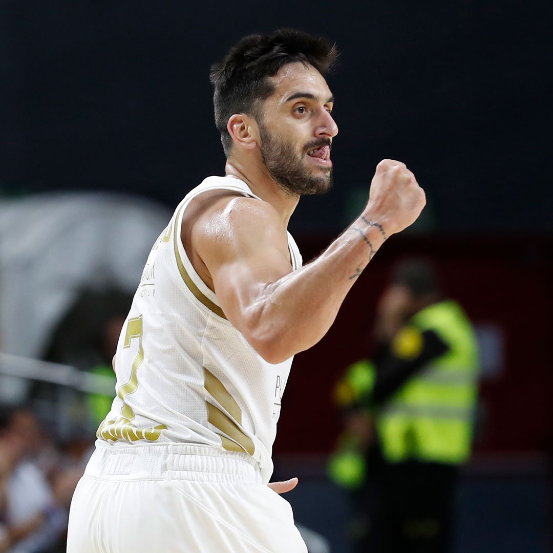 RMBaloncesto's tweet photo. 🙌 ¡Enhorabuena a @facucampazzo, que ya lleva 200 partidos con el @RMBaloncesto! #HalaMadrid https://t.co/sxXhD3OaSo