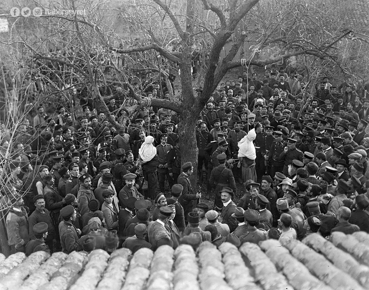 Dedelerimden kalma intikam var kanımda
geçmişini s... bulgarın moskofun da
bir domuz görmüş gibi ayaklanır hislerim
alçakların sesini dinlerken mikrofonda.
 
Osman Yüksel Serdengeçti