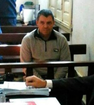 AndreBacin's tweet photo. Jamás olviden su rostro!
Juan Carlos Lemos secuestró, violó, asesinó y tiró en el basurero a nuestra Claudia Lima, de 9 años. 
Hoy cumple la condena de cadena perpetua. 
Que se pudra en la cárcel!
CLAUDIA LIMA PRESENTE AHORA Y SIEMPRE #NiUnaMenos https://t.co/2sl3HTSTN3