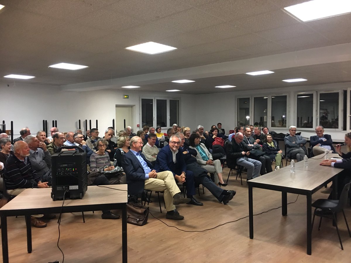 r_fontenay's tweet photo. Débat parfois vif. Des opinions divergentes ont été exprimées par les orateurs ou le public souvent avec force ou conviction. Écoute et respect. Pour un sujet fort et qui divise. Soirée très instructive. #bourlanges #modem92 https://t.co/bmNbe9Gzic