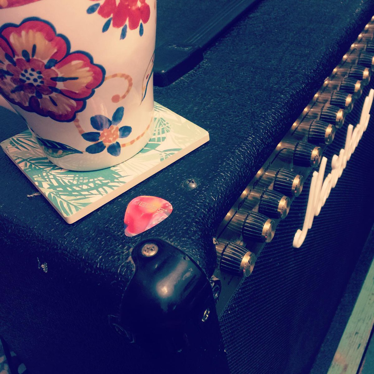 BeachlyBox's tweet photo. 📷 by @hillbillygypsy: New coasters from the beachly box! They are awesome and fit right in! Everything in the box is awesome!! #beachly #marshallamps #cupotea #songwriter #winter https://t.co/Mxwp59MvLH