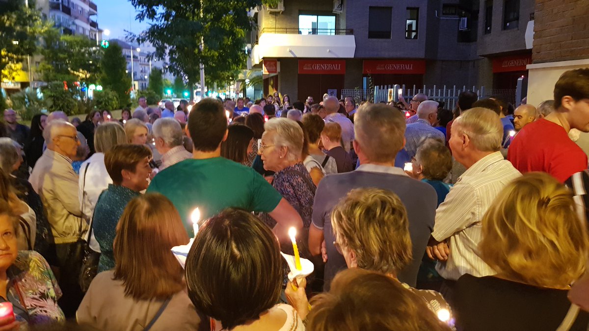 MARIAGRANADA's tweet photo. Esta noche hemos acompañado
A la vecindad del Distrito Norte
Junto al Defensor del Pueblo de Granada y al Cura de la Parroquia de la Paz en la concentración Contra los Cortes de luz
¡Distrito Norte también es Granada!
#EndesaRoba
#DejadezPolitica
#DistritoNorte https://t.co/8Hoc8nvG37